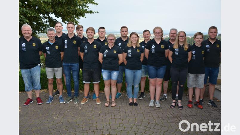 Das ist die Deutsche Minigolf-Jugendnationalmannschaft, die von Mittwoch bis Samstag, 8. bis 11. August, bei der Weltmeisterschaft in Eger am Start ist. Mit dabei sind (von links) Verbands-Vizepräsident Michael Löhr, Wolfgang Schumacher, Marc Klemmt, Silvio Krauss, Ole Biegler, Severin Blümer, Yannick Müller, Michaela Krane, Patrick Barz, Sarah Schumacher, Lauro Klöckener, Michaela Zwirlein, Erwin Joachimsthaler, Selina Krauss, Kenny Marc Schmeckenbecher und Bundestrainer Philipp Lewin. jr