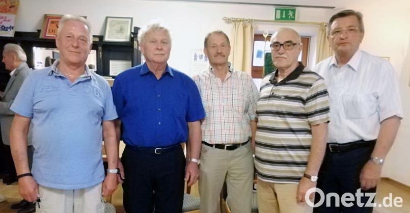 Der Vorstand des Männerchores „Liedertafel“: Notenwart Jörg Pischke, Vorsitzender Walter Burger, zweiter Vorsitzender Hans Weiger, Schriftführer Norbert Utikal und Kassier Gerhard Hüttl (von links). (sön)