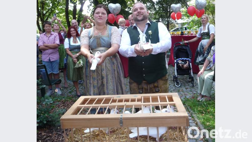Mit weißen Tauben ins Eheglück. Bild: Kunz Kunz