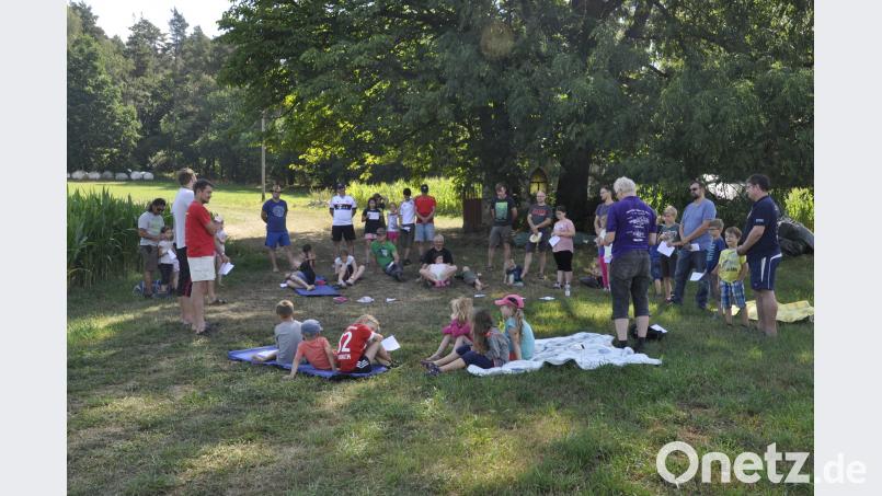 Am letzten Tag des Zeltlagers hält Alfred Kick (Sechster von rechts) eine Andacht an der Lichtenhofer Kapelle. Roland Sächerl