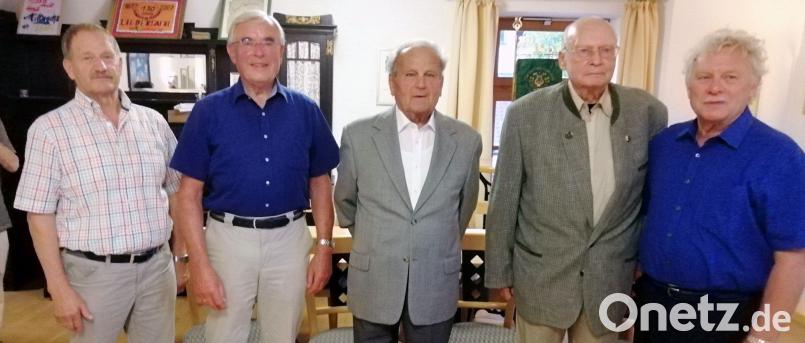 Vorsitzender Walter Burger (rechts) und sein Stellvertreter Hans Weiger zeichnen für langjährige Mitgliedschaft Herbert Bäumler, Richard Pflamminger und Manfred Ach aus. (sön)