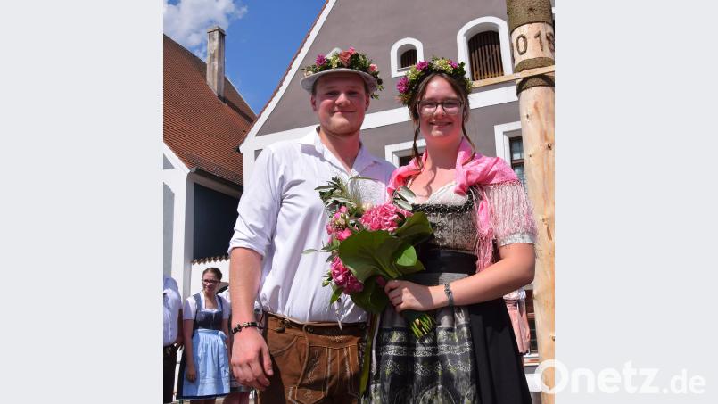 Zum neuen Hohenburger Oberkirchweihpaar wurde beim Baumaustanzen Veronika Kiebel und Moritz Kölbl gekürt. bö