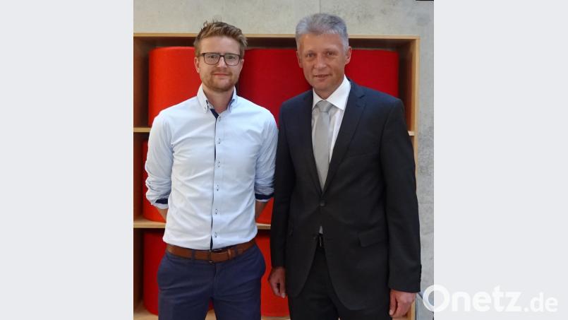 Bürgermeister Lothar Müller (rechts) vereidigt in der August-Sitzung Philip Böckl (links) als neues Mitglied im Marktrat. Der 26-Jährige folgt damit auf seinen Vater, der Anfang Juli aus dem Gremium ausgeschieden ist. lk