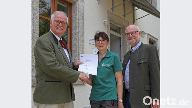Stefan Bösl (links) und Ingo Greim gratulierten Anna Bruglachner-Zaschka. Die Revierförsterin wurde zur Forstamtsrätin befördert. Mehr geht nicht. nm