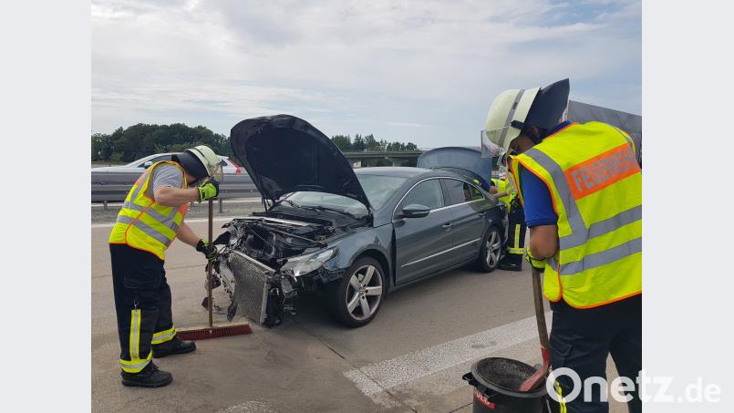 Das Auto krachte in die Leitplanke. S. Hartl