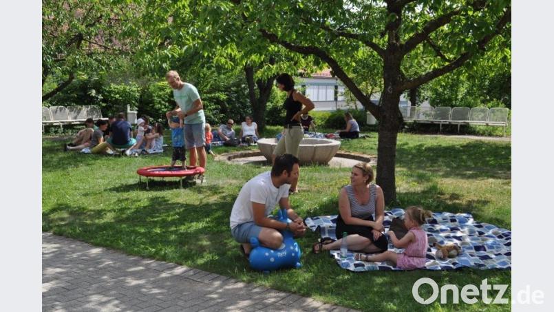 Treffen im Patientengarten: Wiedersehen der Frühchen des Klinikums St. Marien Amberg. Klinikum/exb