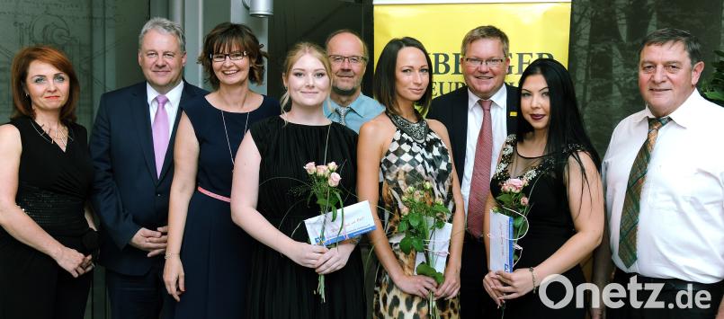 Die Friseur-Innung würdigte ihre besten Gesellen (von links): Andrea Auer, Landrat Richard Reisinger, Claudia Rubenbauer, Svenja Büttner, Schulleiter Martin Wurdack, Yevheniia Donhauser, OB Michael Cerny, Aljona Poljuenko und Hans Weber. gf