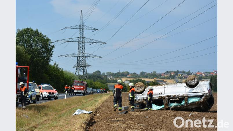 Nach Aquaplaning kam das Auto von der Straße ab und überschlug sich. jr