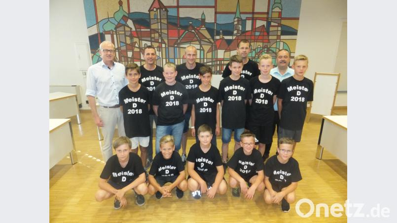 Zu ihrer Leistung gratulierten den Nachwuchskickern mit Betreuer Markus Simon, Trainer Helmut Graf und Betreuer Christian Graf (hinten ab zweiter von links) die Bürgermeister Bernhard Lindner und Peter Dotzler (hinten links und rechts). ibj