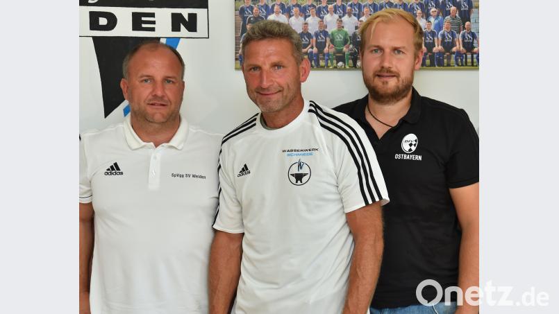 Klaus Rodler (Mitte) ist ab sofort neuer Leiter des BFV-Nachwuchsleistungszentrums und DFB-Stützpunkts am Weidener Wasserwerk. SpVgg-SV-Vorsitzender Michael Kurz (links) und Johannes Ederer, DFB-Stützpunktkoordinator Ostbayern, begrüßten den „Rückkehrer“. A. Schwarzmeier