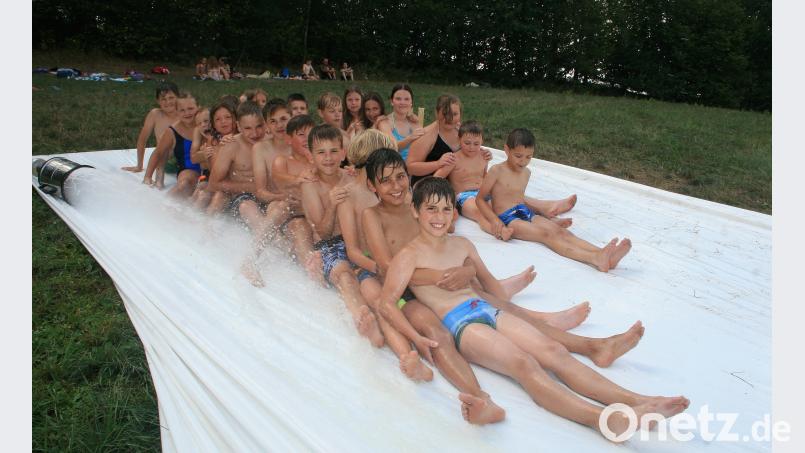 Gemeinsam macht das Rutschen gleich noch mehr Spaß. Beim Ferienprogramm der Feuerwehr beteiligte sich fast die gesamte Falkenberger Dorfjugend. wro