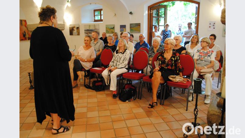 Stadtarchivarin Petra Vorsatz begrüßt die Gäste und Künstler und leitet die Vernissage im Marstall gag