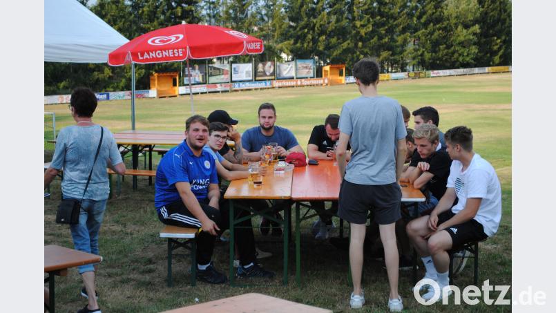 Schon nachmittags füllen sich die Tische zum Sommernachtsfest gag