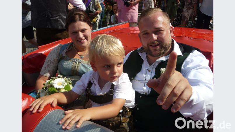 Eben geheiratet: Daniela und Daniel Scharnagl mit Sohn Wolfgang im roten Chevrolet. Bild: Kunz Kunz