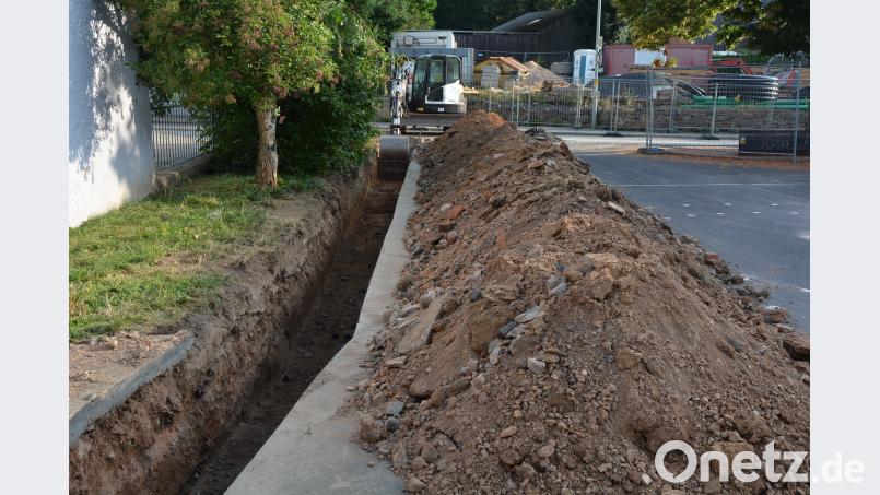 Verlegt wird im Zuge der Baumaßnahmen unter anderem die Leitung für das Nahwärmenetz. jr