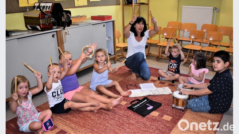 Die Kinder erlebten die Geschichte vom "Kleinen Bären" durch Lilia Gette und durften selbst die Klangstäbe und andere Rhytmusgeräte einsetzen. rgr