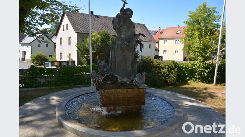 Vor 25 Jahren erhielt der vom Künstler Engelbert Süß geschaffene Pater Liberat-Weiß-Brunnen am Kirchplatz den kirchlichen Segen. Zum Jubiläum finden an diesem Freitag ein Festgottesdienst und ein Konzert statt. jr