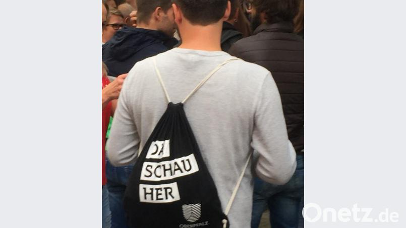 Es kommt zum Beispiel frech daher mit Werbung oder Statemment-Sprüchen drauf. mte