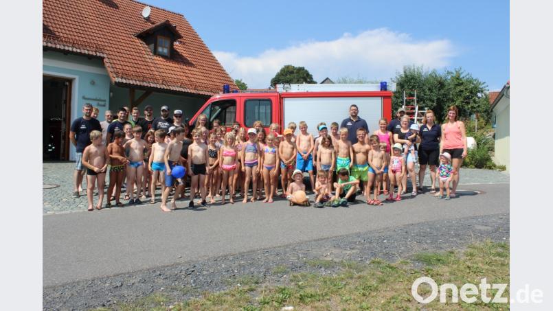 Etwa 50 Kinder hatten viel Spaß beim Ferienprogramm mit Wasserrutsche und Pool. Den Tag organisierte die Feuerwehr Rosall. exb