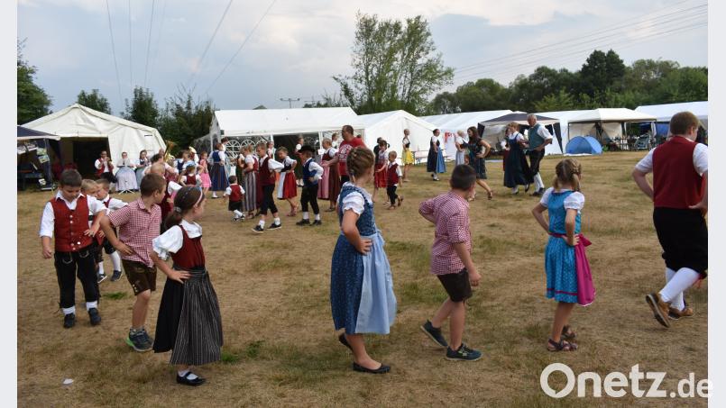 Zeltlager im Grafenwöhrer Waldbad: Die Kinder und Jugendlichen vom Gauverband Oberpfalz zeigen ihr Können bei einem Heimatabend. rgr