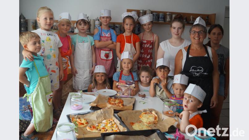 Das Pizzabacken mit Kursleiterin Doris Bock war für 15 kleine Bäcker wieder ein besonderes Ferienerlebnis. du