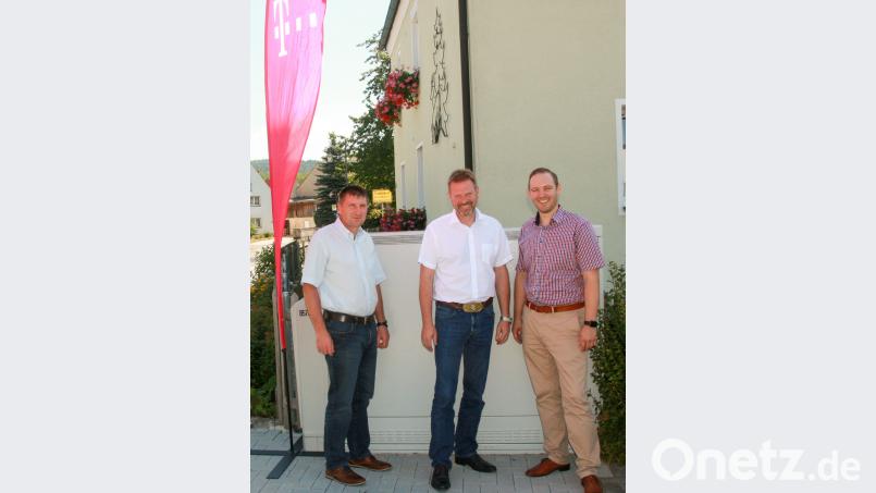 Von links: Josef Markl (Telekom), Bürgermeister Alwin Märkl, Enrico Delfino (Telekom). gef