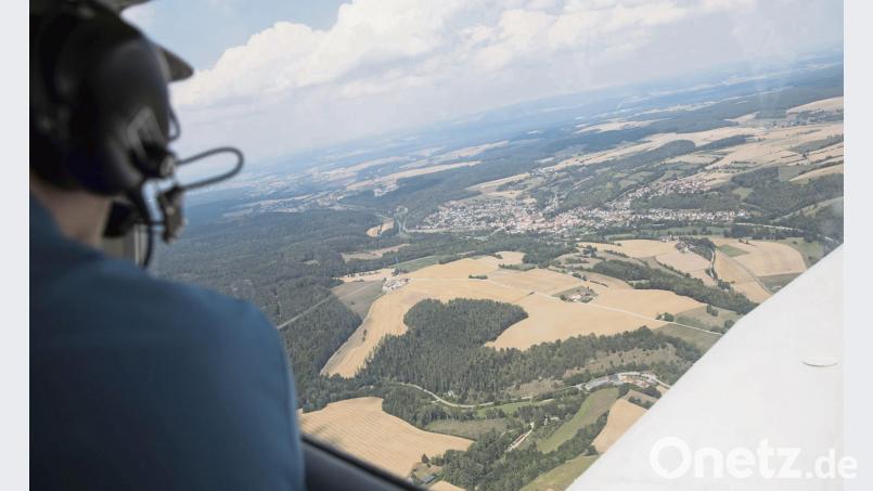 Hirschwald: Im Anflug auf den Hirschwald, rechts das Vilstal mit Ensdorf. hbe