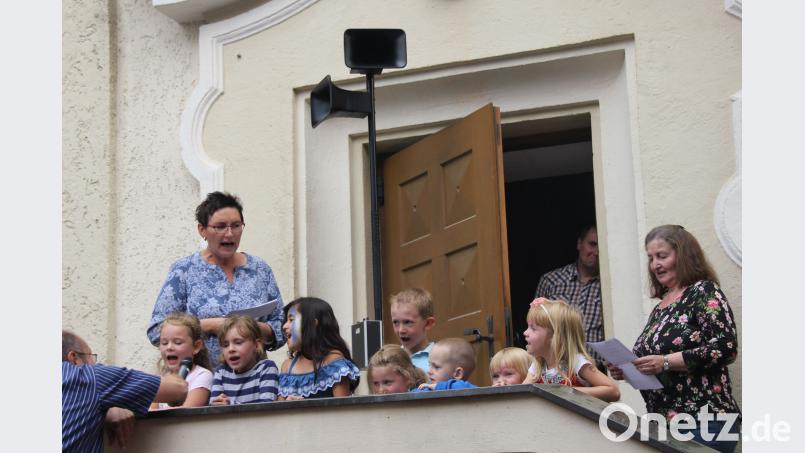 Die kleinen der beiden Kindergärten der Pfarrei Haus Nazareth und Dreifaltigkeit ihren großen Auftritt mit Gesangseinlagen. (ads)
