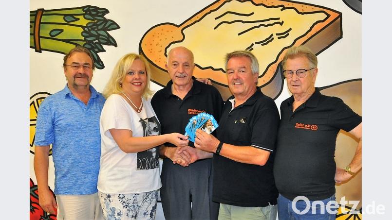 SpVgg-Kassier Reiner Nachtigall und Dagmar Nachtigall vom Jugendförderverein (von links) sowie Gerald Bolleininger (Zweiter von rechts) übergeben dem Tafel-Verantwortlichen Josef Gebhardt (Mitte) und Tafel-Beisitzer Bert Mayer die Tickets.	Bild: exb exb
