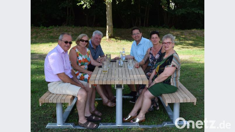 Die drei Bürgermeister und ihre Partner weihen beim Sommerfest gleich die neue Sitzgelegenheit ein. Von links: Josef Rosner, dritter Bürgermeisterin Rita Rosner, Bürgermeister Günter Stich, zweiter Bürgermeister Oliver Mutterer, Gisela Mutterer sowie Astrid Stich. omu