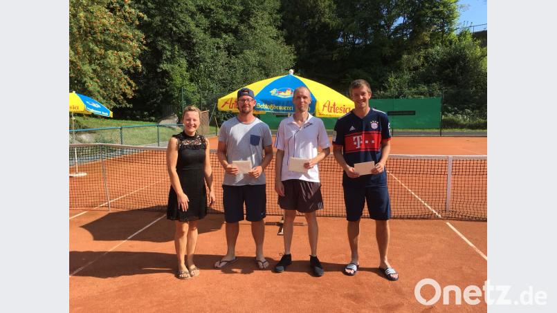 Unser Bild zeigt von links: Vorsitzende Beate Savidis, Sieger der B-Runde Holger Schmazreich, Sieger des Artesia-Turniers 2018 Daniel Dudek, und den Zweitplatzierten Philipp Zöllner. exb