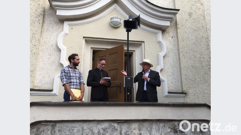 Pfarrer Ludwig Gradl (r.) zollte sowohl Pastoralassistent Thomas Probst als auch Kaplan Adam Karolczak Dank und Anerkennung für ihr fruchtbares Wirken in der Pfarrei Hl. Dreifaltigkeit. (ads)