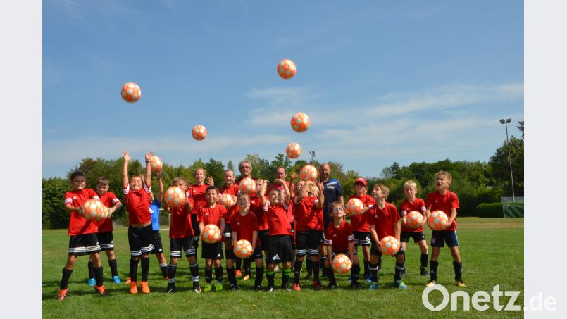 21 Jungs und Mädels sind auch heuer wieder bei den &quot;SuperStarSoccer&quot;-Fußballcamp-Tagen im Sportzentrum dabei. Dabei geht es auch darum, die Bälle richtig zu fangen. dob