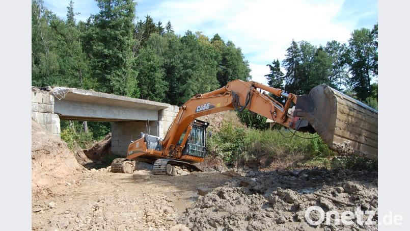 Die Sanierung der Brücke über die Dürrschweinenaab bei Buch hat begonnen-. Bild: sm sm