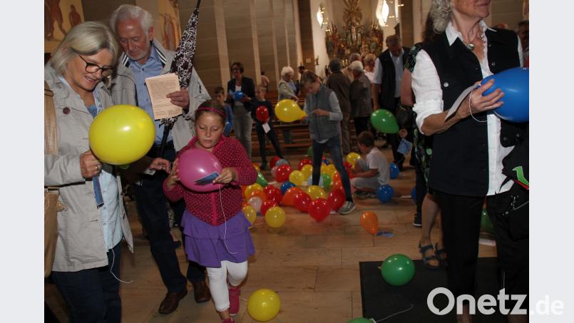 Für Spannung und Freude sorgte der Luftballonregen mit Wunschkarten für ein glückliches Leben am Ende des Familiengottesdienstes, der das Pfarrfest einläutete. (ads)