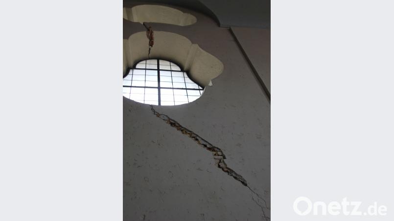 Ausnahmsweise war beim Pfarrfest von Dreifaltigkeit auch der Zutritt des Altarraums der Kirche den Pfarrfestbesuchern gestattet, denn hier entstanden in jüngster Zeit nicht zu übersehende Risse. (ads)