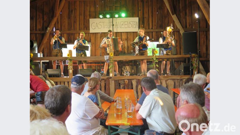Jonas Stauber, Moritz Rothmeier, Simon Schmidt, Stefan Schmidt und Christian Koch (von links) heizen ihren Zuhörern gehörig ein. jzk