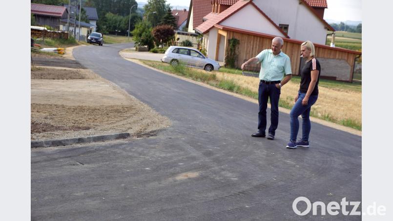 Die Straße in Lenau zur Eisenbahnbrücke ist wieder topp in Ordnung. Bürgermeister Günter Kopp und Geschäftsführerin Kathrin König begutachten das Ergebnis. Die Sanierung endet im Ort selbst. bkr