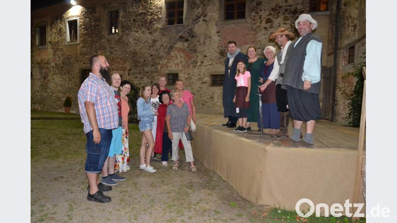Die Besucher bedanken sich bei der Schauspieltruppe „Gensbloud &amp; G’schling“ für die Erlebnisführung auf Schloss Burgtreswitz. gi