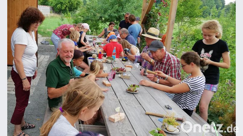 Eltern und Großeltern helfen tatkräftig beim Bau der Holzschifferln mit. Auch die Senioren des Obst- und Gartenbauvereins stehen den Kindern mit Rat und Tat zur Seite rpp