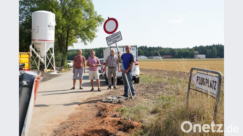 Ab Samstag ist die Zufahrt zum Flugplatz Latsch aus Richtung Latsch wieder möglich. Dann kommen auch die Sperrschilder weg, zeigen sich Johannes Menner, Herbert Käs (beide Ingenieurbüro Kohl) , Anton Menner und Markus Koller (beide Stadtwerke Weiden) erfreut. Lukas Meister