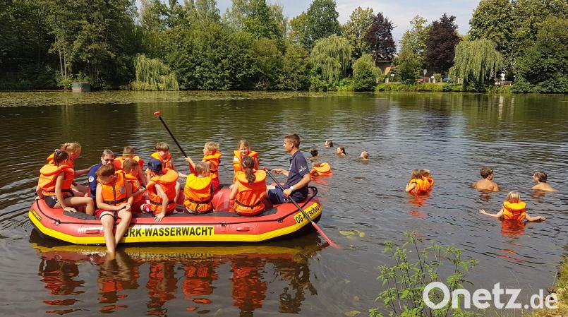 Knapp 50 alles andere als wasserscheue Kinder haben großen Spaß bei der Auftaktveranstaltung des Ferienprogramms der Wasserwacht und Anglerfreunde. Mit dem Schlauchboot erkunden sie den Mühlweiher. u