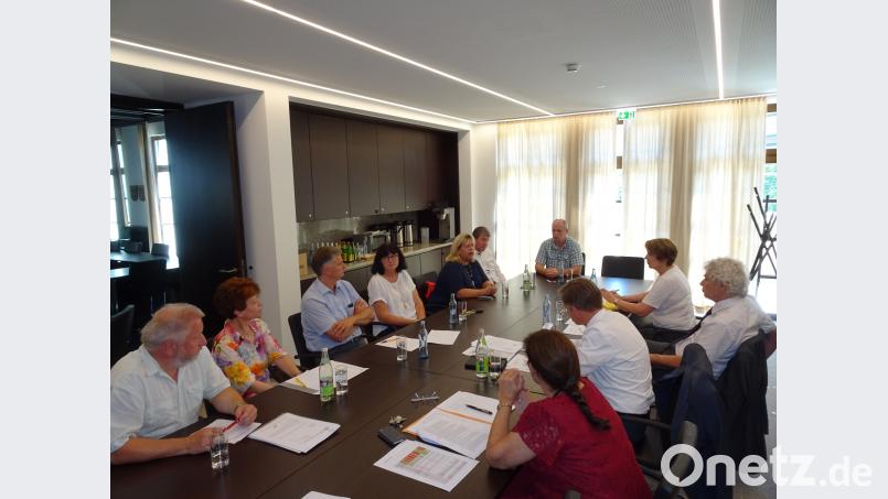 Vertreter der Wohlfahrtsverbände (linke Seite) tauschen sich mit der Spitze des Landratsamts und den Landtagsabgeordneten zur Flüchtlings- und Integrationsberatung aus. rti