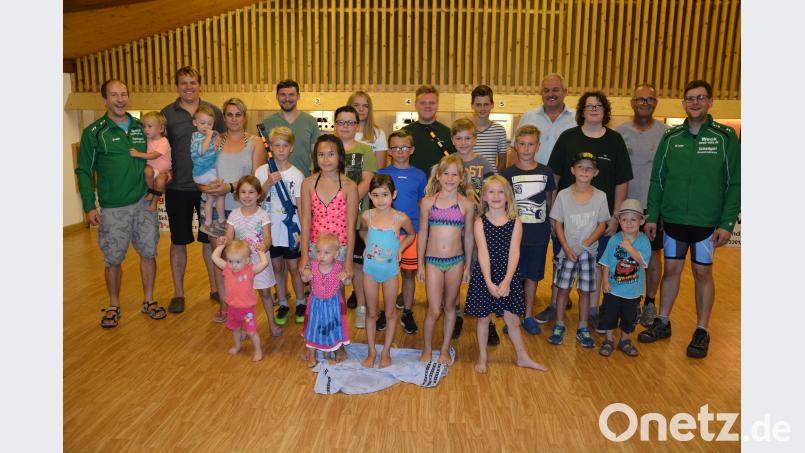 Zahlreiche Kinder beteiligten sich am Ferienprogramm-Nachmittag der Zimmerstutzengesellschaft Königshütte. Mit dabei waren (von links) Jugendleiter Thomas Heindl und Jugendbeauftragter Martin Teubner sowie Schützen-Vorsitzender Eberhard Kirchner (Zweiter von rechts) und Bürgermeister Johann Burger (Vierter von rechts). jr