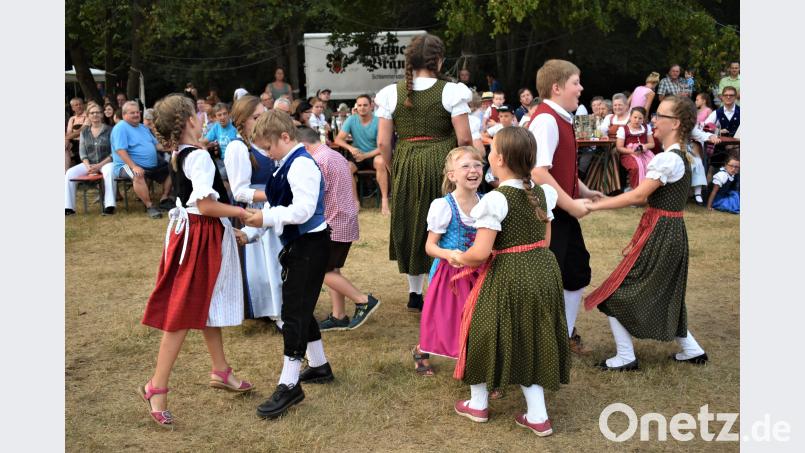 Zeltlager im Grafenwöhrer Waldbad: Die Kinder und Jugendlichen vom Gauverband Oberpfalz zeigen ihr Können bei einem Heimatabend. rgr