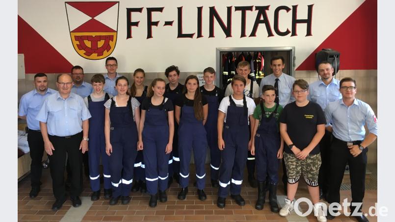 Vordere Reihe von links: Kreisbrandinspektor Hubert Blödt, Andreas Forster, Franziska Lehnert, Lena Schlaffer, Leonie Saller, Simon Böller, Tim Saller, Esche Daniel, Jugendwart Philipp Haindl. Hintere Reihe von links: Schiedsrichter Alex Zeitler, Jugendwart Philipp Meier, Lias Batek, Michael Voith, Leon Freller, Lukas Heil, Ausbilder Andreas Batek, Kommandant Benjamin Weiß gto