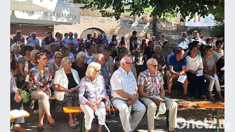 Rund 300 Gläubige kommen zum Freiluftgottesdienst bei der Tauritzmühle. hai