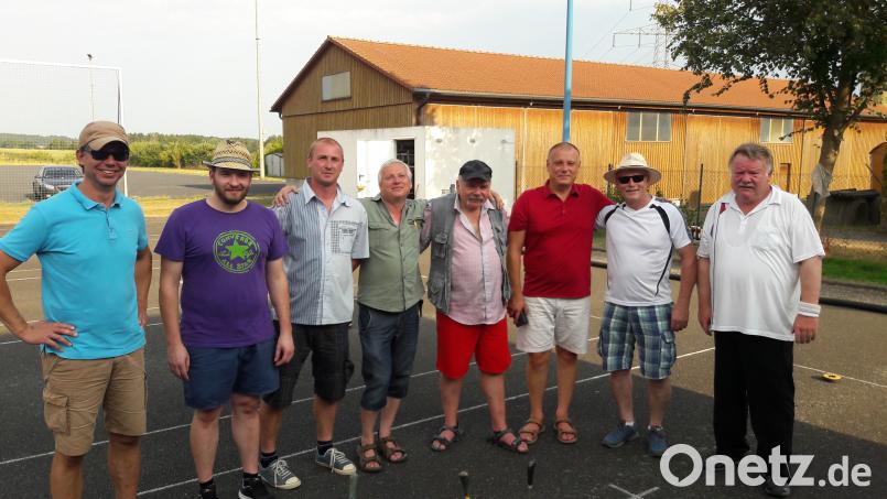 Im Team der Stadt Tepla spielten auch Bürgermeister Karel Hermann (Dritter von rechts) und Stellvertreter Martin Klepal (Fünfter von rechts) mit. Die beiden zusammen mit weiteren Spielern aus Tschechien, Bürgermeister Max Bindl (Zweiter von rechts) und den Markträten Edwin Pfohl (rechts), Peter Andritzky (links) und Philipp Schwan (Zweiter von links). exb