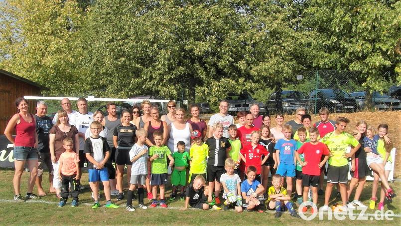 Den Kindern ist es natürlich eine Freude, den Müttern und Vätern zeigen zu können, welch gute Fußballer in ihnen stecken. SV-Vorsitzender Christian Lukas (hinten rechts) dankt allen, die die Aktionen ermöglicht haben. hl