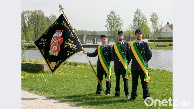 Stolz präsentieren Tobias Jost, Fahnenjunker der Tirschenreuther Feuerwehr, und seine Begleiter Christian Nickl und Johannes Werner (von links) die neue Fahne vor der Kulisse des Fischhofparks. Feuerwehr Tirschenreuth/exb